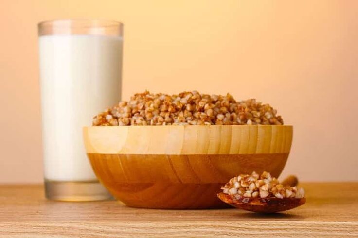 Mingau de trigo sarraceno e copo de leite